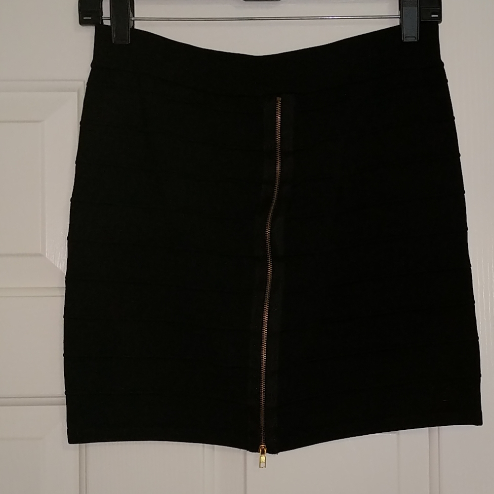 Banded mini skirt with front zipper detail